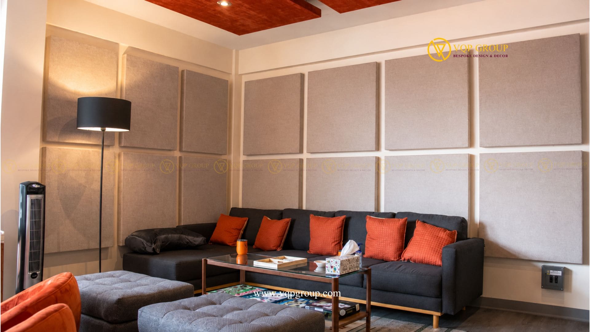Góc tiếp khách trong Home Studio Gamuda Gardens với sofa và hệ tiêu âm tường
